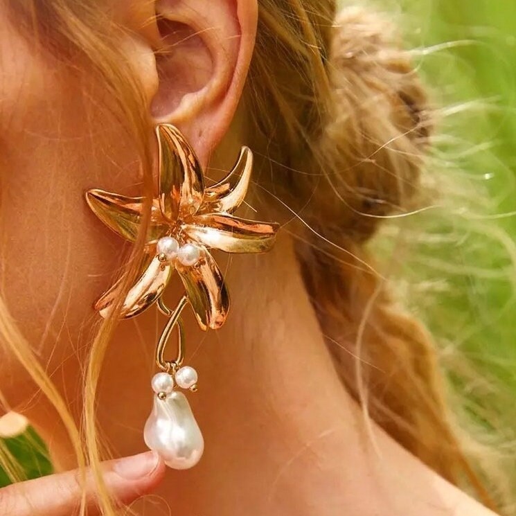 Gold Flower pearl earrings